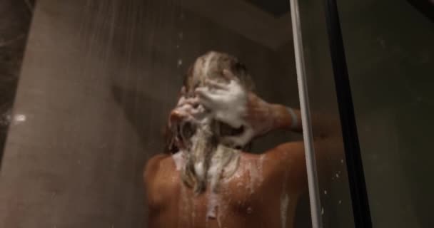 Jonge Vrouw Wast Haar Haar Met Shampoo Handen Met Schuim — Stockvideo