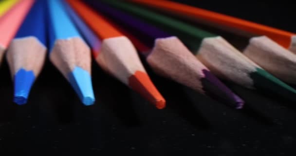 Kolorowe Ostre Drewniane Ołówki Czarnym Tle Rysunek Hobby — Wideo stockowe
