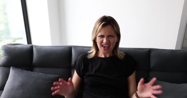 Mujer Expresiva Gritando Con Boca Abierta Cubriendo Las Orejas Casa — Vídeo de stock
