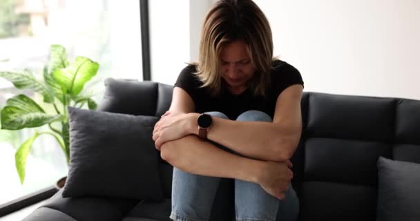 Frustreret Kvinde Dækker Ansigt Græder Sidder Sofaen Derhjemme Alene Forstyrret – Stock-video