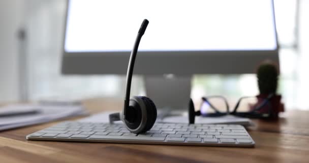 Kommunikationsunterstützung Call Center Und Kundenservice Voip Headset Auf Laptop Computertastatur — Stockvideo