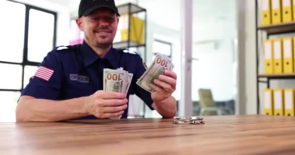 警察在桌上数钱和手铐 警察收受贿赂 — 图库视频影像