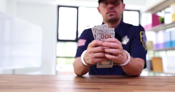 Αστυνομικός Χειροπέδες Κρατάει Δολάρια Στο Χέρι Αστυνομικός Συνελήφθη Για Δωροδοκία — Αρχείο Βίντεο