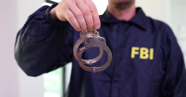 Agente Fbi Segurar Algemas Perto Investigação Prisão Por Agente Fbi — Vídeo de Stock