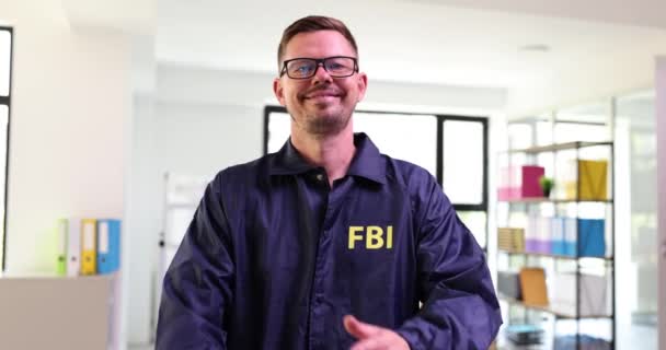 Trabajador Masculino Sonriente Del Fbi Con Los Brazos Cruzados Oficial — Vídeo de stock