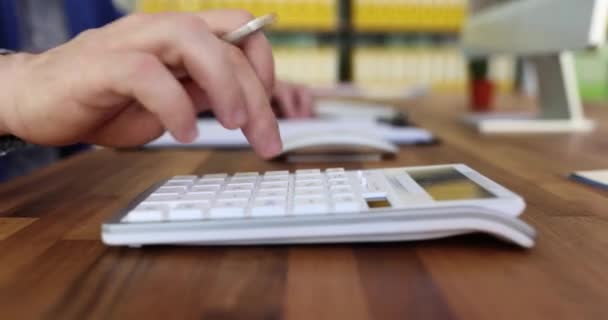 Άνθρωπος Χέρι Κρατά Στυλό Και Πιέζει Τους Αριθμούς Στην Αριθμομηχανή — Αρχείο Βίντεο