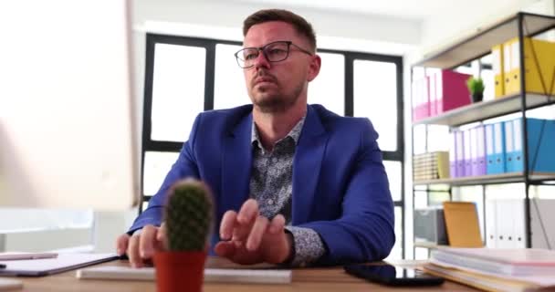 직장에서 심각한 두통이나 편두통으로 고통을 사업가를 화나게 남자는 사무실에서 고통을 — 비디오
