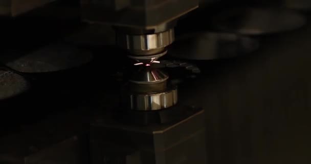 レーザー機械切断金属板4Kムービー 現代技術の概念 — ストック動画