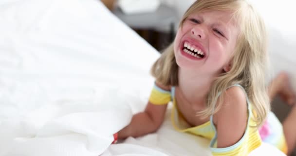 Petite Fille Pleurant Sur Plancher Chambre Film Aide Psychologique Pour — Video