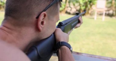 Adam ateş ediyor ve geri tepme filmi çekiyor. Erkek eğlence konsepti