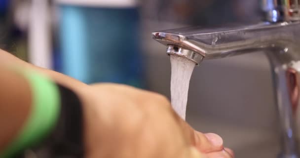 Mann Wäscht Seine Hände Unter Wasserhahn Badezimmer Film Händehygiene Während — Stockvideo