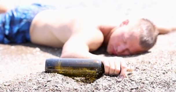 Betrunkener Junger Mann Mit Einer Flasche Wein Der Hand Strand — Stockvideo