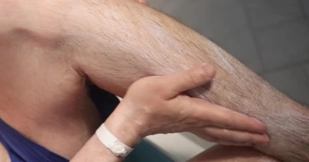 Homme Appliquant Hydratant Protecteur Sur Peau Ses Pieds Film Soin — Video