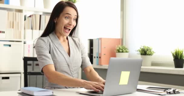 商业女性在笔记本电脑键盘上打字 喜欢正面新闻4K电影 成功的商业概念 — 图库视频影像