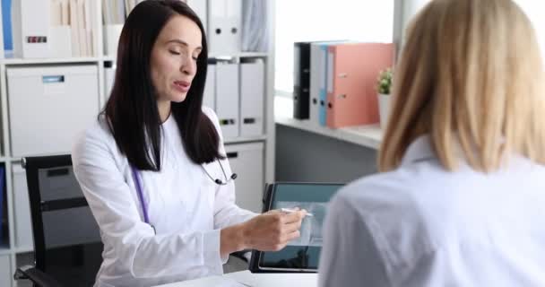 Medicul Prezintă Tabletă Digitală Pacientului Scanare Filmului Plămâni Diagnosticarea Tratamentul — Videoclip de stoc