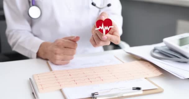 Médico Cardiólogo Sosteniendo Icono Forma Corazón Con Ecg Mostrando Pulgar — Vídeo de stock