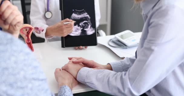 Gynécologue Montrant Résultat Échographie Foetale Examen Sur Tablette Numérique Couple — Video