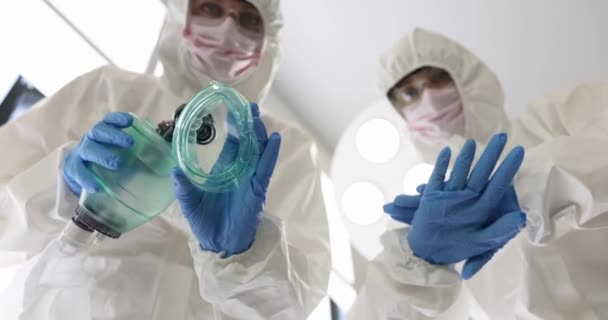 Koruyucu Giysiler Içindeki Doktorlar Numaralı Hasta Filmine Canlandırma Desteği Sağlıyorlar — Stok video