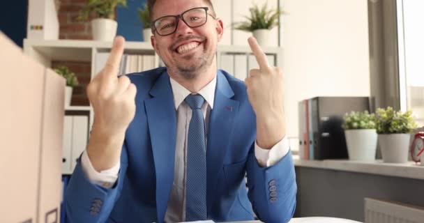 Joven Hombre Negocios Sonriente Sentado Mesa Mostrando Dedo Medio Película — Vídeos de Stock