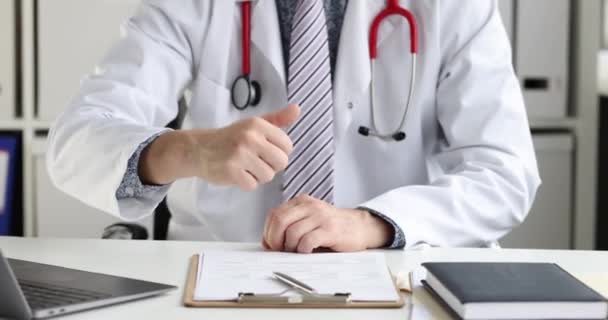 Доктор Показывает Большой Палец Фильме Концепция Качества Медицинских Услуг — стоковое видео