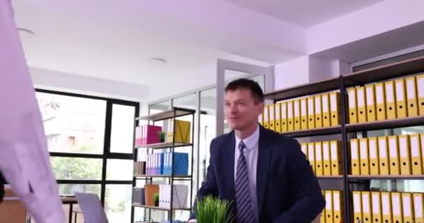 Ofiste Tokalaşan Kendine Güvenen Iki Adamı Görüşmelerde Müvekkil Avukat Müdürle — Stok video