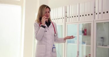 Doktor telefon danışmanlığı yapar, cep telefonuyla hastayla konuşur ve hastane bölümünden aramalar yapar. Pratisyen hekim ve danışman yardım hattındaki soruları cevaplıyor.
