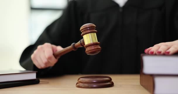 Rättvisa Och Rätt Domare Rättssalen Slår Klubban Begreppet Juridisk Rådgivning — Stockvideo