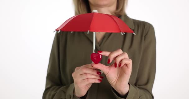 Kadın Elinde Şemsiye Kırmızı Kalp Tutuyor Sağlık Yaşamın Korunması — Stok video