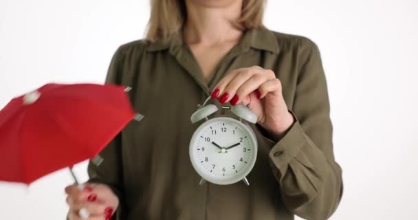 女人拿着闹钟和红色雨伞 个人时间的保护和安全 — 图库视频影像