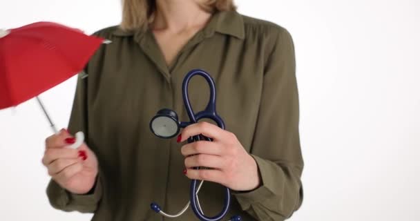 带着雨伞和医用听诊器的女人 健康保护和保险 — 图库视频影像