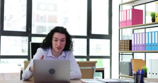 Geschäftsmann Vergibt Hohe Fünf Bürokauffrau Und Partner Feiern Gutes Erfolgreiches — Stockvideo