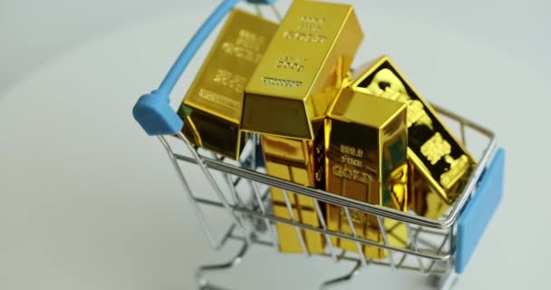 装有金条的金属筐旋转着 购买黄金和金融投资 — 图库视频影像