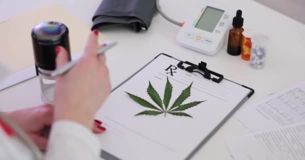 医生为医用大麻开处方 并在诊所贴上邮票 大麻的法律地位和医疗大麻的合法化 — 图库视频影像
