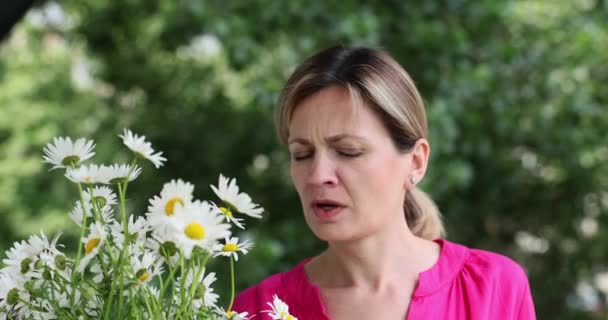 Γυναίκα Ανοιξιάτικο Πυρετό Φυσάει Μύτη Της Χαρτοπετσέτα Κοντά Λουλούδια Χαμομηλιού — Αρχείο Βίντεο