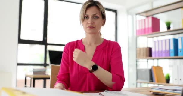 ビジネス女性は締め切りに時計を指さす 時間管理と期限の概念 — ストック動画