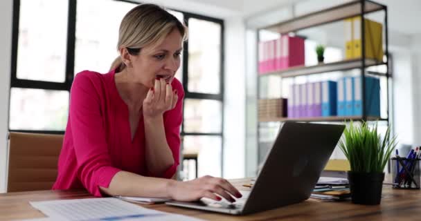 Несчастная Задумчивая Женщина Смотрит Экран Ноутбука Грызущий Гвоздь Работающий Онлайн — стоковое видео