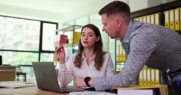 Mentor Bisnis Melatih Magang Dan Membantu Dengan Perangkat Lunak Perusahaan — Stok Video