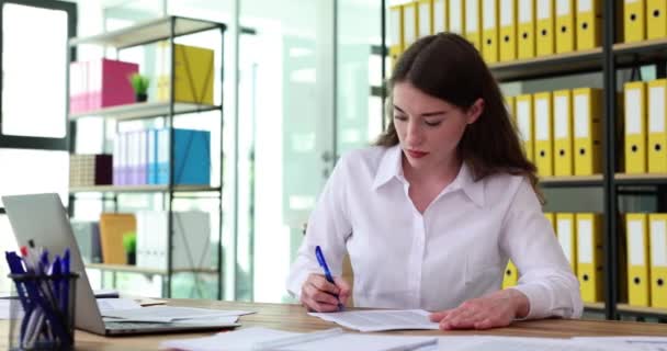 Skupiona Bizneswoman Pisze Podpis Dokumencie Biznesowym Poważny Pracownik Robi Notatki — Wideo stockowe