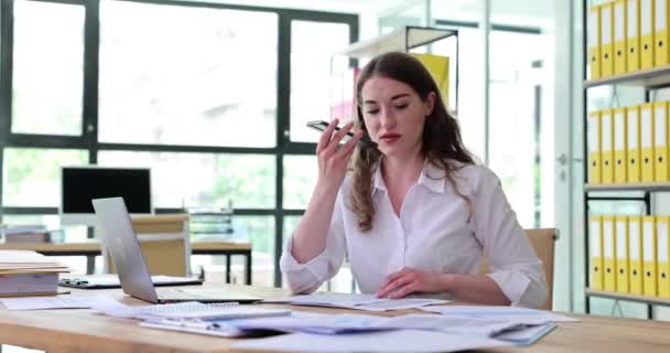 Ciddi Genç Bir Kadını Ofiste Akıllı Telefondan Bir Sesli Mesaj — Stok video