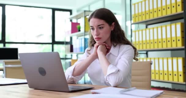 ノートパソコン付きのオフィスデスクで働く真剣なビジネス女性は緊張してインタビューを待っています 財政問題について心配 — ストック動画