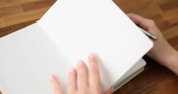 Женщина Пишет Текст Дневника Жизни Планирование Будущих Целей Мотивации — стоковое видео