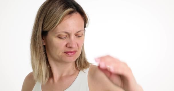 Mujer Está Disgustada Por Los Olores Las Axilas Mala Respiración — Vídeo de stock