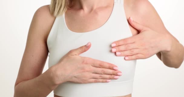 Genç Kadın Göğüslerinde Tümör Onkoloji Var Diye Bakıyor Beyaz Bir — Stok video