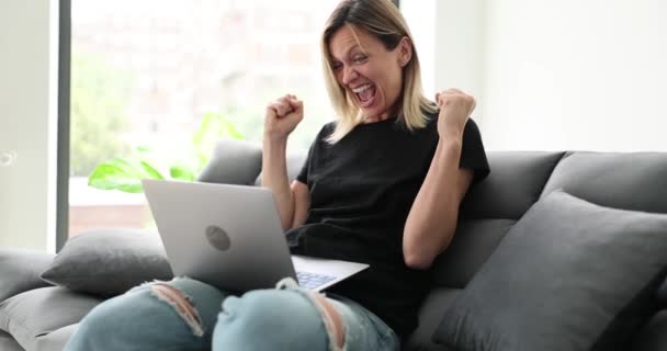 Opgewonden Vrouw Kijkt Naar Laptop Scherm Schreeuwen Van Vreugde Meisje — Stockvideo