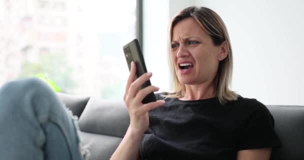 スマートフォンで話し 家で議論する若い美しい女性 電話で悪いニュースを聞いている女性 — ストック動画