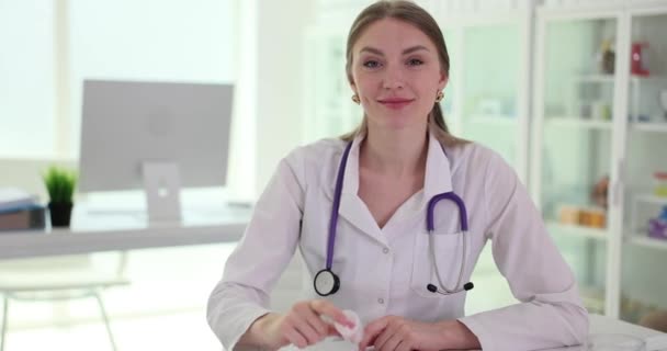 Médica Sorridente Segurando Garrafa Remédio Prescrevendo Pílulas Para Paciente Doente — Vídeo de Stock