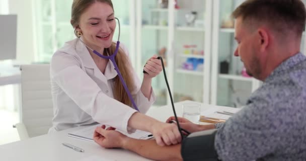 Cardioloog Meet Bloeddruk Van Patiënt Met Een Tonometer Diagnose Van — Stockvideo