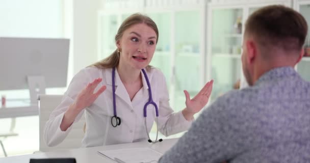 Femme Médecin Avec Patient Clinique Est Agacée Frustrée Crie Colère — Video