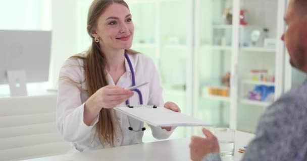 患者は診療所で医学文書に署名する 健康保険のコンセプト — ストック動画