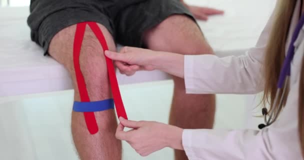 Physiotherapeut Mit Kinesiotape Knie Des Patienten Der Klinik Meniskusverletzung Knie — Stockvideo